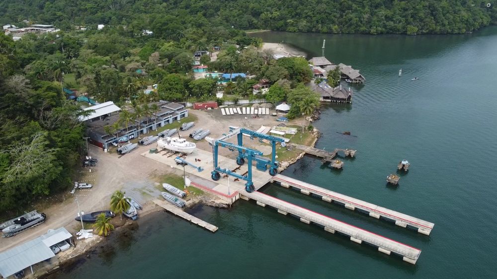 Varadero con travelift y embarcaciones en mantenimiento