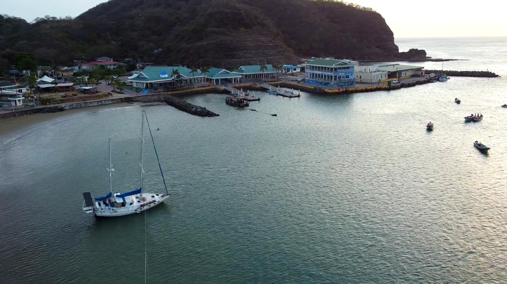 Bahía con embarcaciones y borde costero urbanizado vista desde el aire