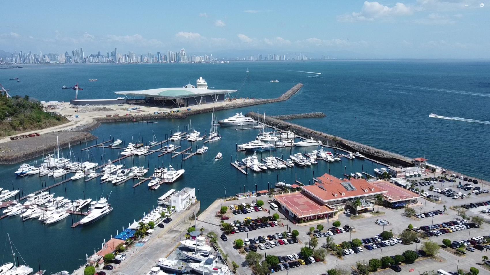 Marina deportiva protegida por un molo, vista aérea